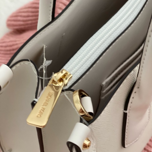 SOLD! MICHAEL KORS | White Leather Tote Crossbody Shoulder Bag Gold Hardware - Picture 13 of 16